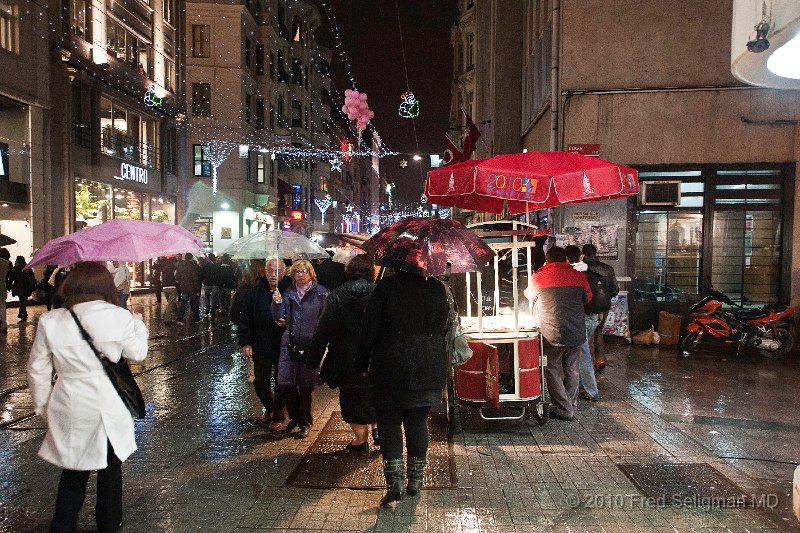 20100402_211028 D3.jpg - Istikial (Independence Street), a pedestrian street running to Taxsim Square